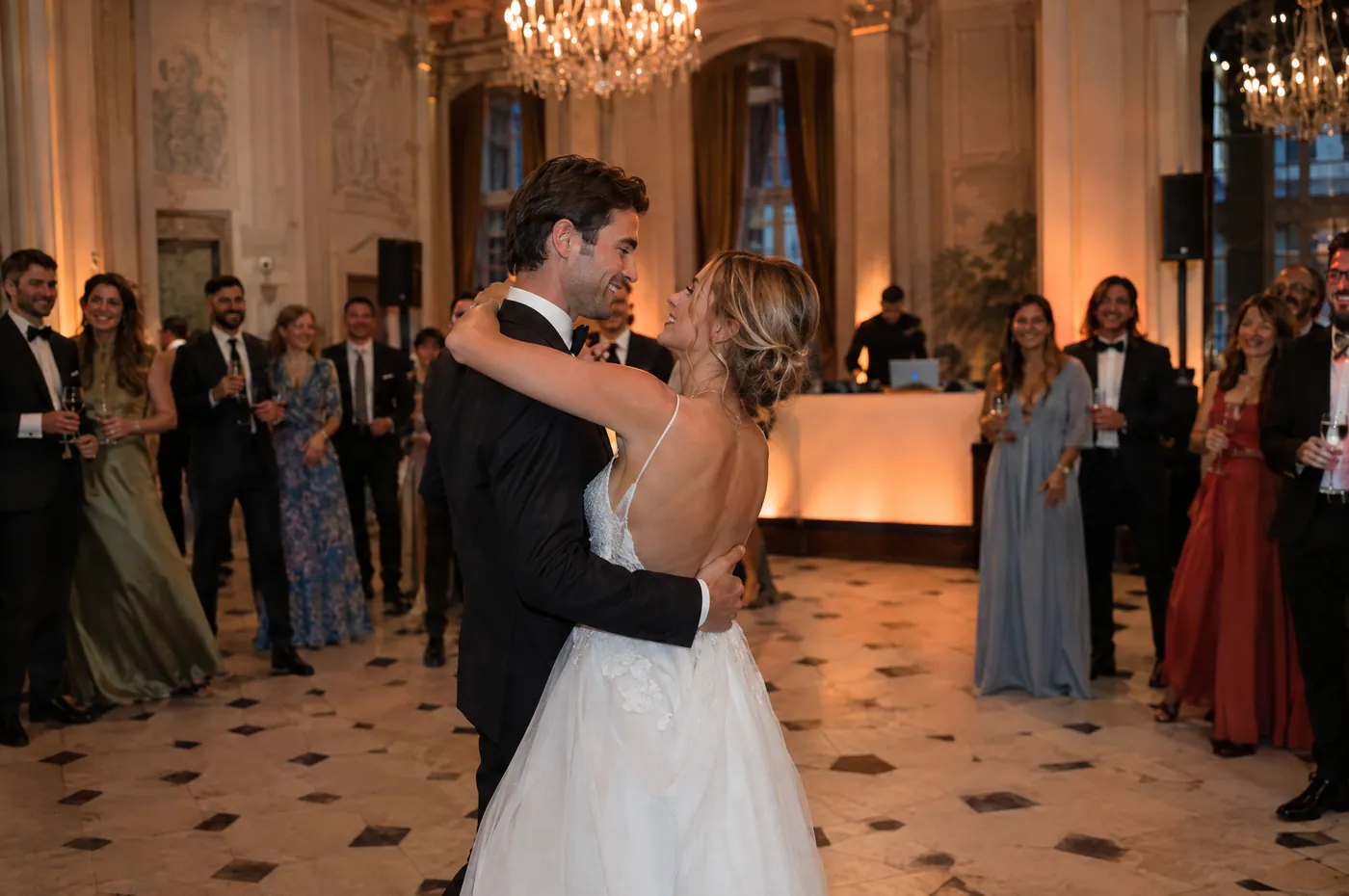 Ouverture de bal d’un mariage dans une salle à moulures, le DJ derrière sa table au fond